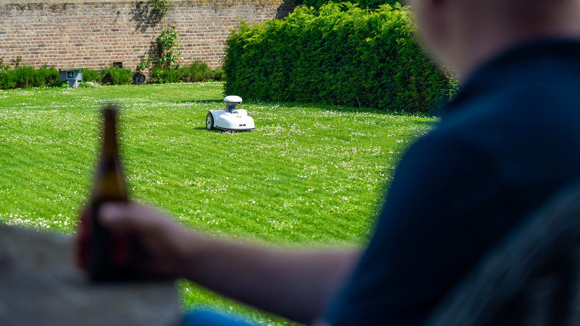 Choosing the Right Robotic Lawn Mower: A Comprehensive Guide