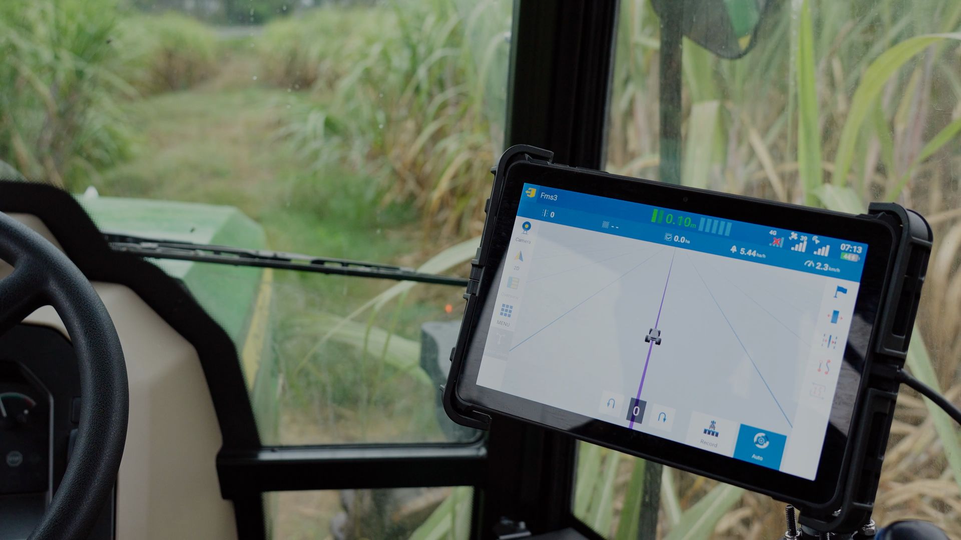 How Dual Displays Make Modern Farming Easier